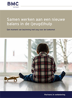 Klik om de afbeelding om de brochure Samen werken aan een nieuwe balans in de (jeugd)hulp te downloaden